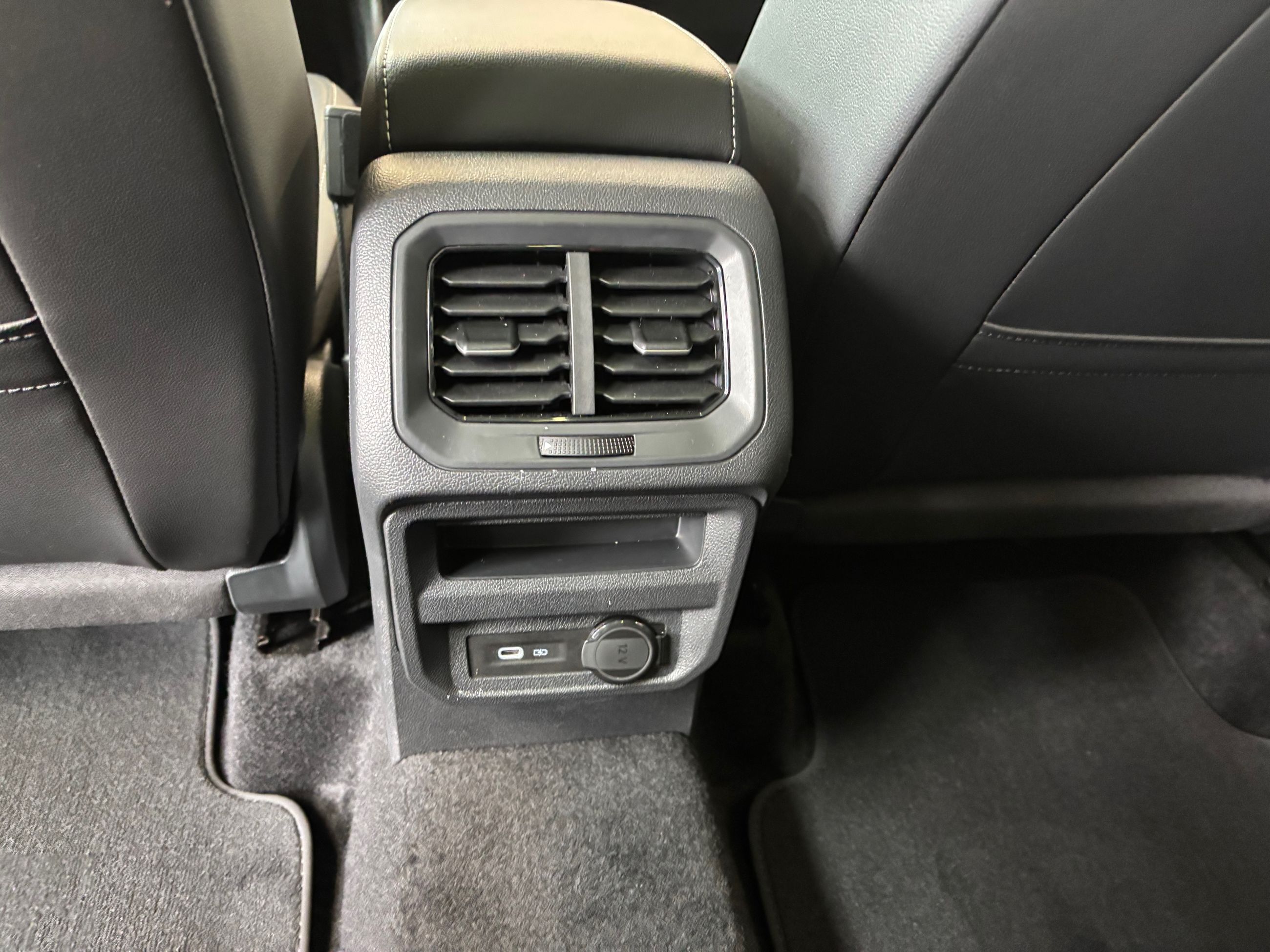 Volkswagen Tiguan COMFORTLINE R-LINE ÉDITION NOIRE 2024 PRESQUE NEUF AU PRIX D'UN USAGÉ
