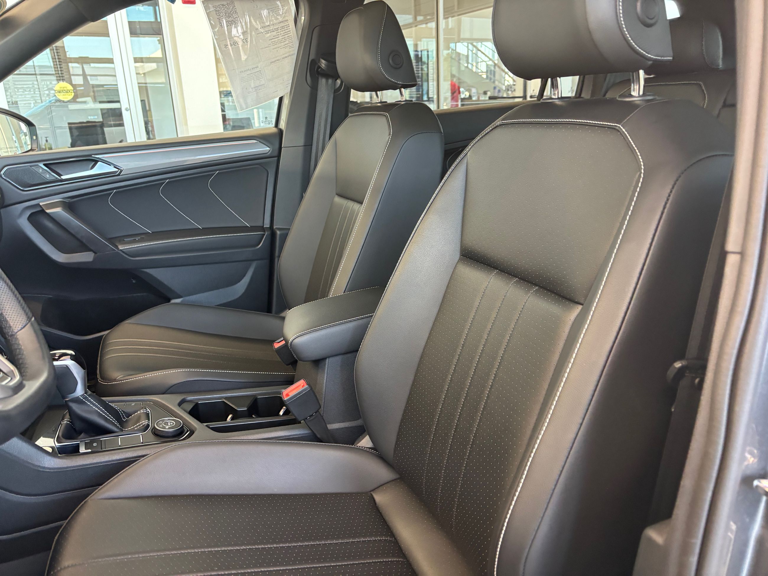 Volkswagen Tiguan Comfortline R-Line Black Edition TOIT PANO 2024 A PARTIR DE 4.39%