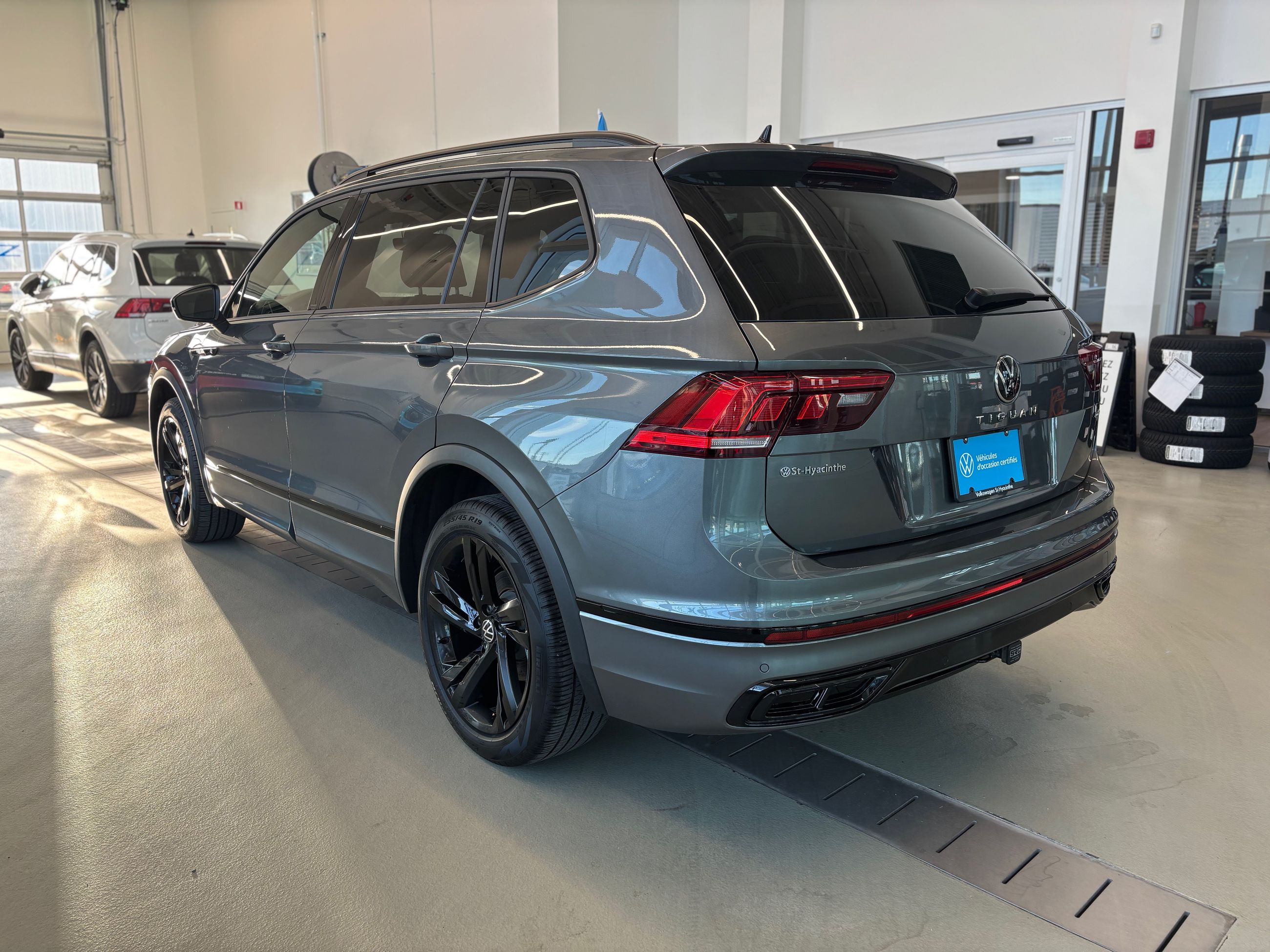 Volkswagen Tiguan Comfortline R-Line Black Edition TOIT PANO 2024 A PARTIR DE 4.39%