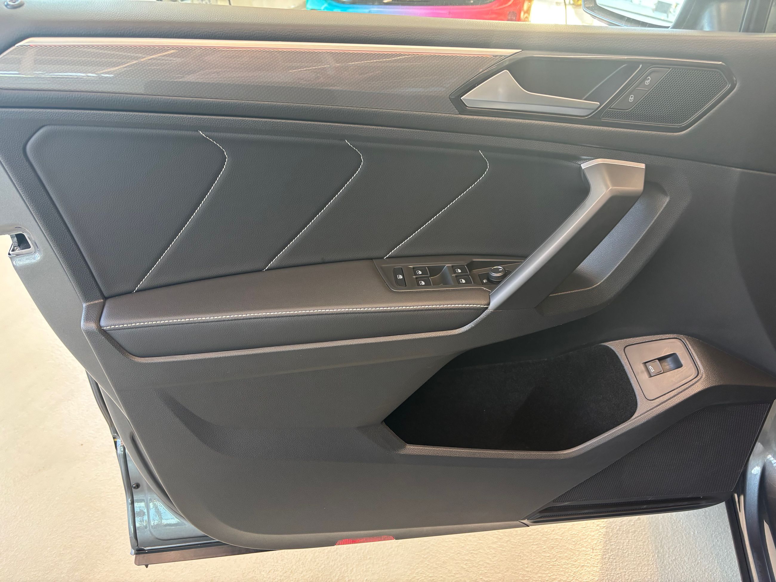 Volkswagen Tiguan Comfortline R-Line Black Edition TOIT PANO 2024 A PARTIR DE 4.39%