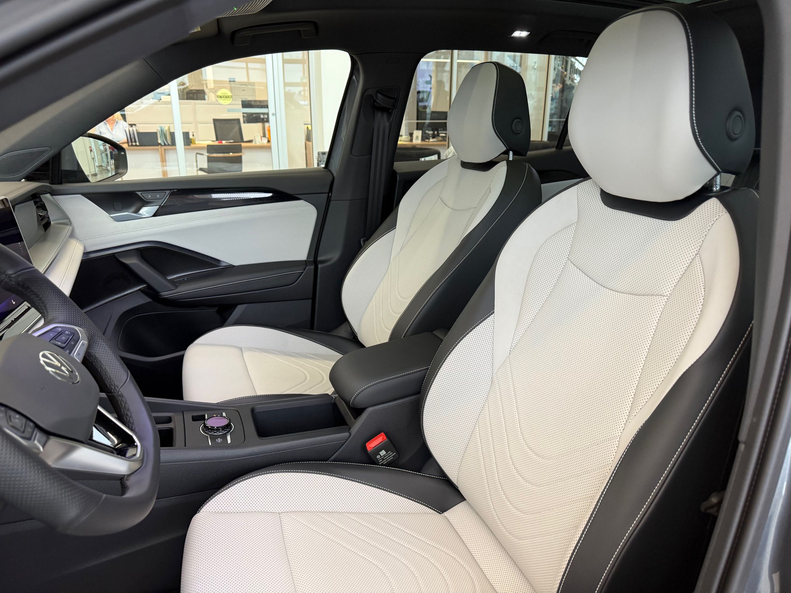 2026 Volkswagen Tiguan Comfortline R-Line Black Edition DEMO SPECIAL