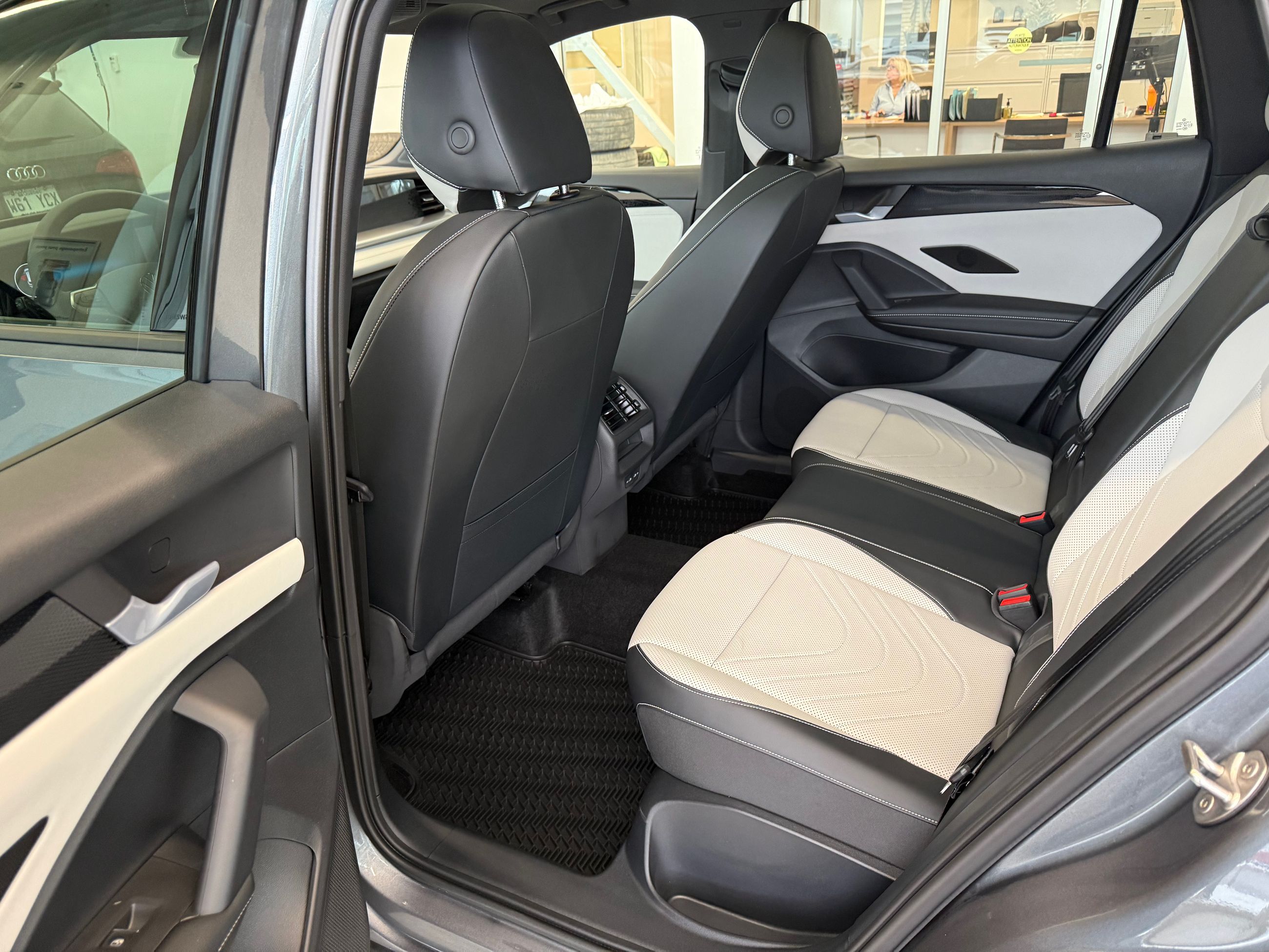 2026 Volkswagen Tiguan Comfortline R-Line Black Edition DEMO SPECIAL