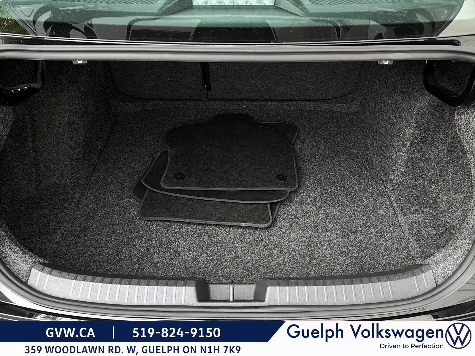 Photo 2023 Volkswagen Jetta Comfortline | Sport Package | 6-Spd Manual #6