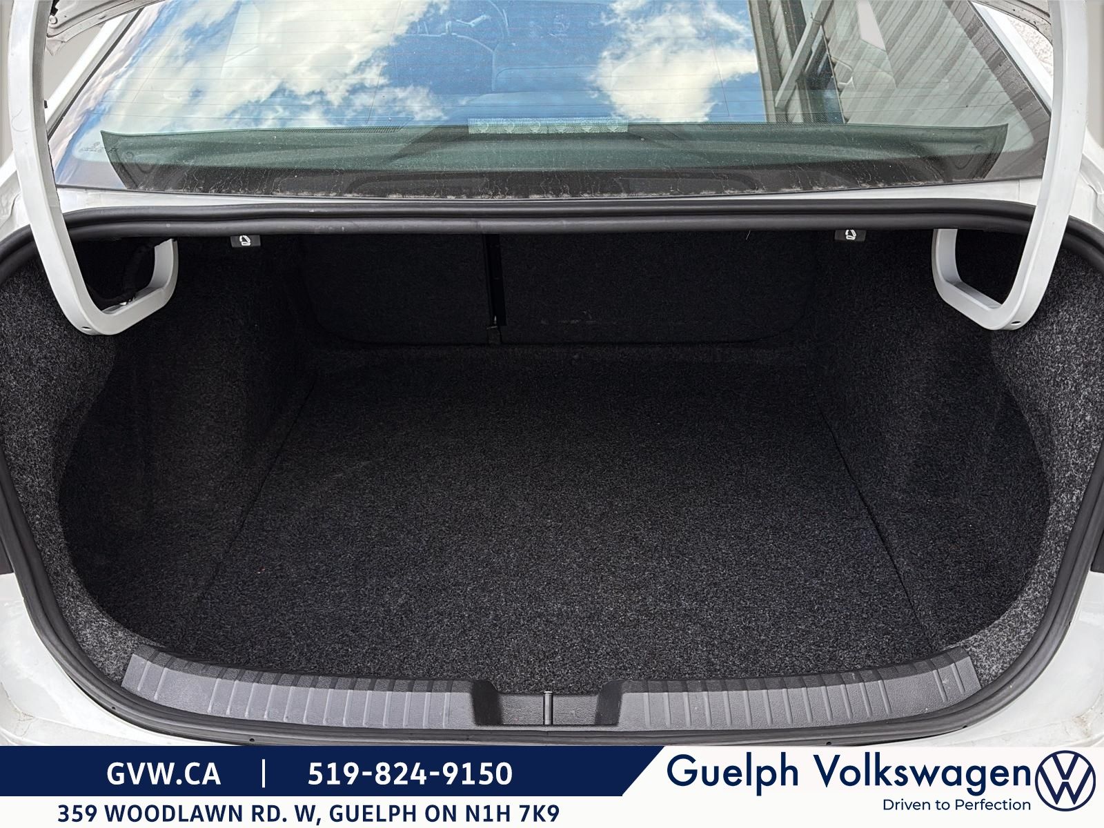 Photo 2024 Volkswagen Jetta Comfortline Sport Package | Manual #6