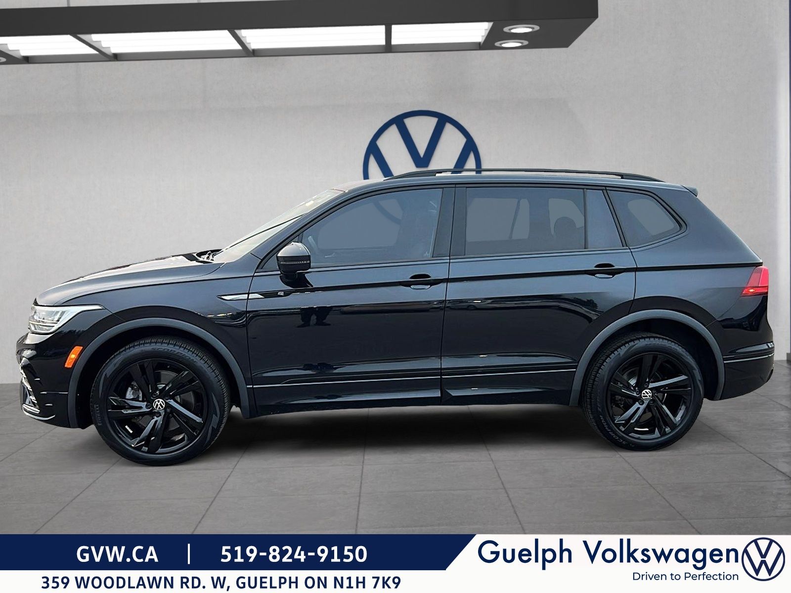 Photo Volkswagen Tiguan Comfortline R-Line Black Edition | No Accidents | One Owner 2023 #3