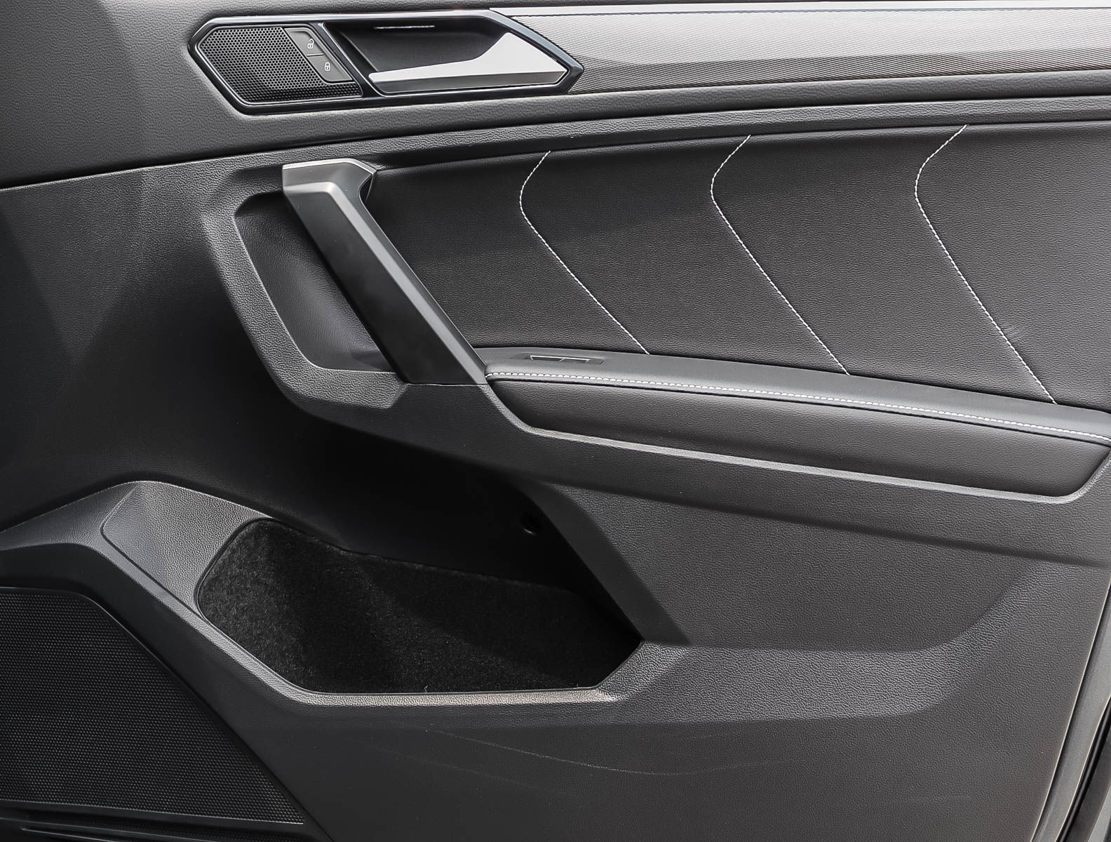 2024 Volkswagen Tiguan Comfortline R-Line Black