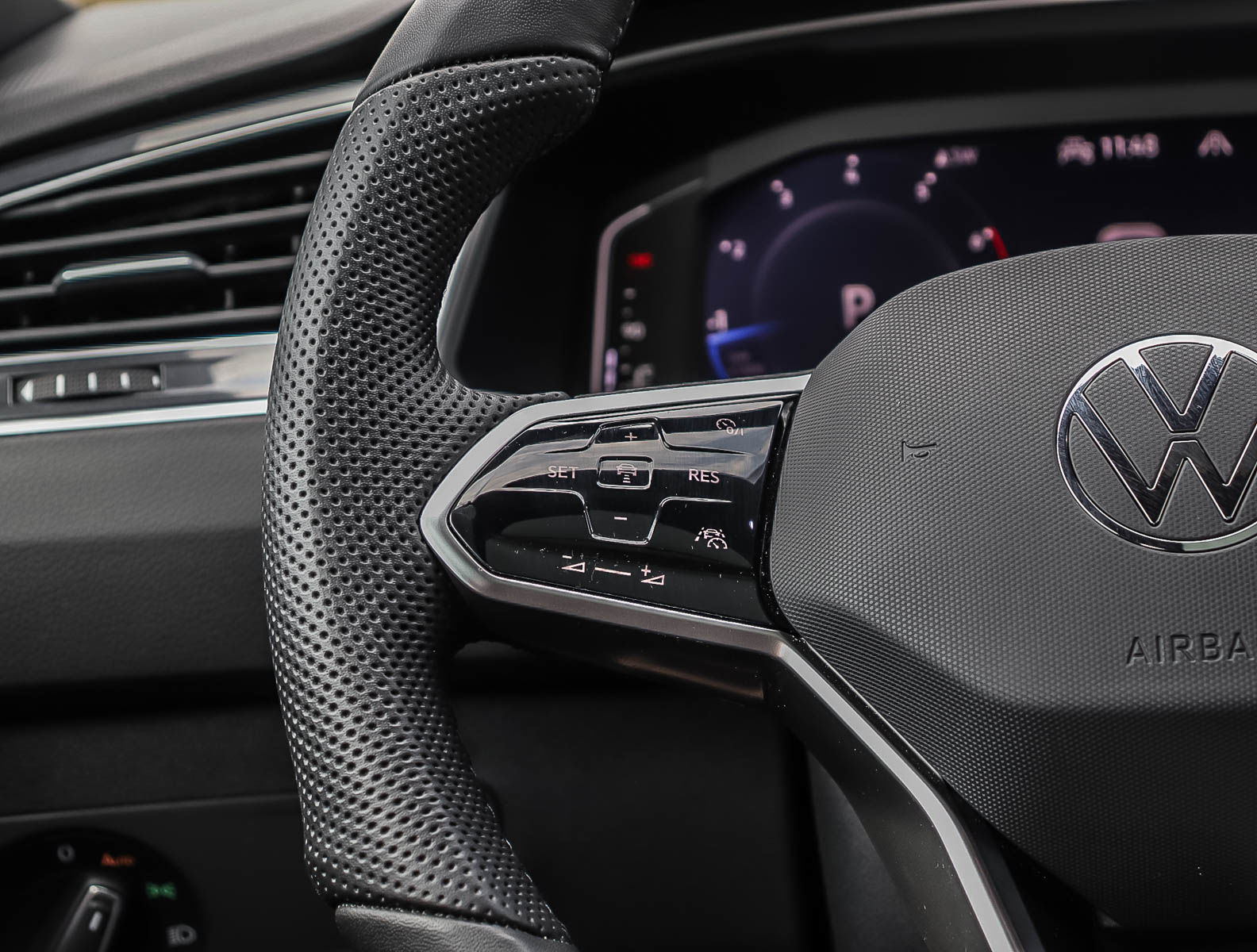 2024 Volkswagen Tiguan Comfortline R-Line Black