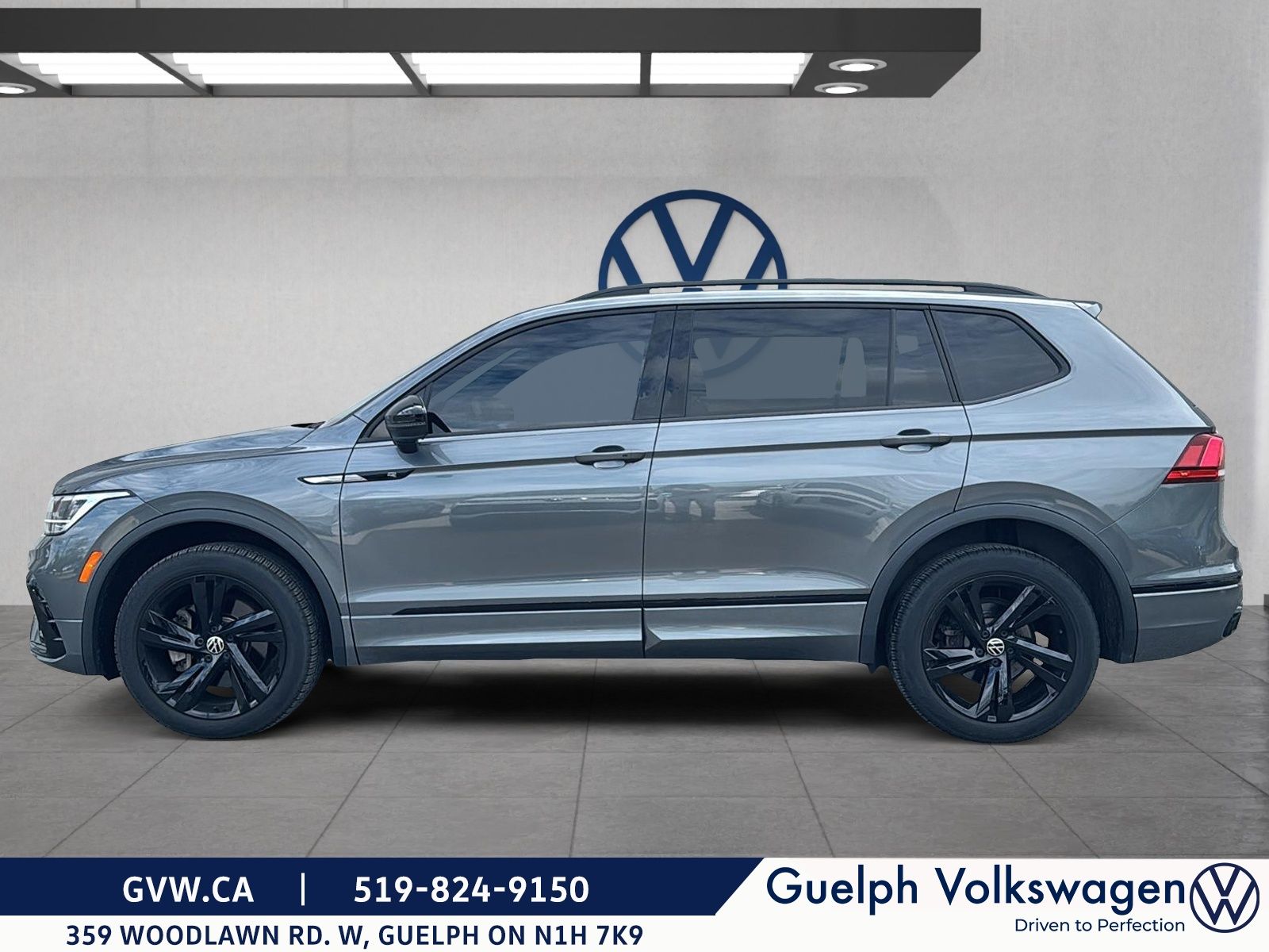 Photo 2024 Volkswagen Tiguan Comfortline R-Line Black | No Accidents #5