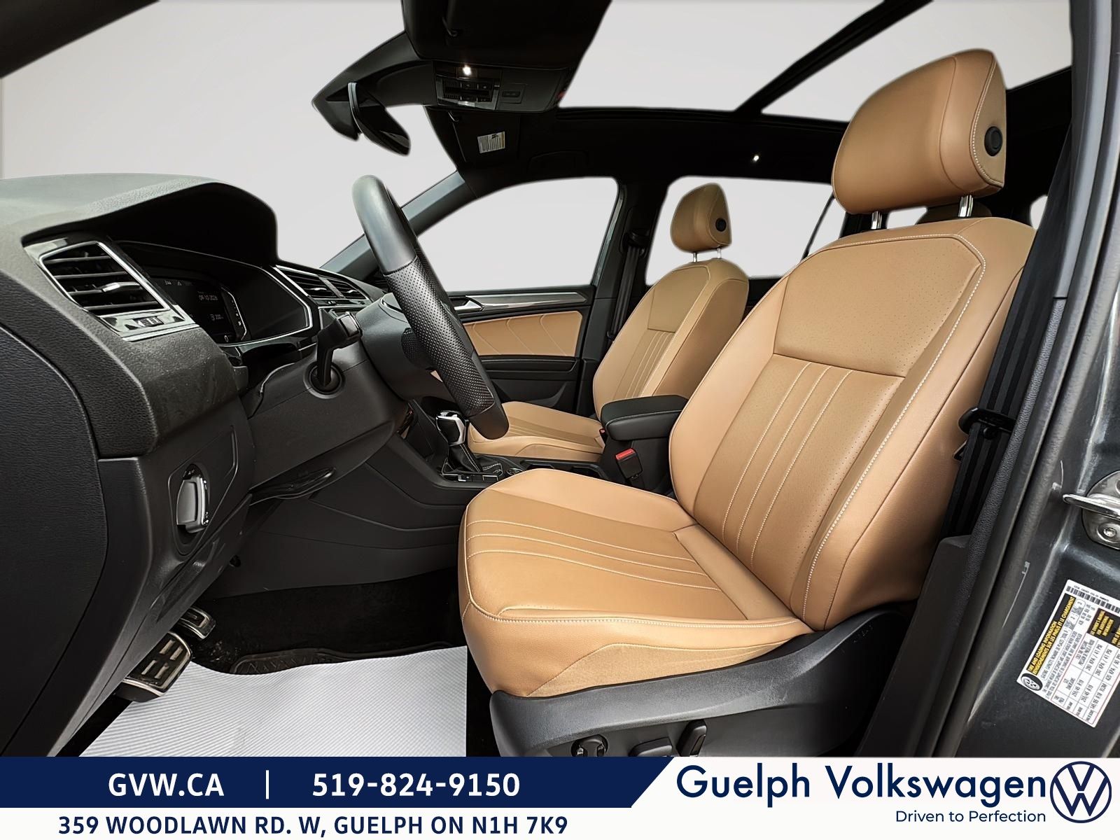 Photo 2024 Volkswagen Tiguan Comfortline R-Line Black | No Accidents #8
