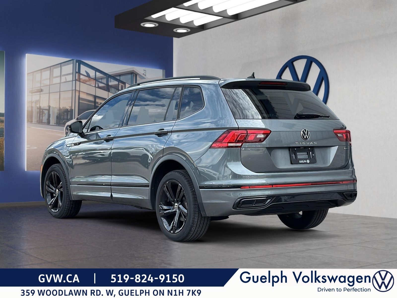 Photo 2024 Volkswagen Tiguan Comfortline R-Line Black | No Accidents #4