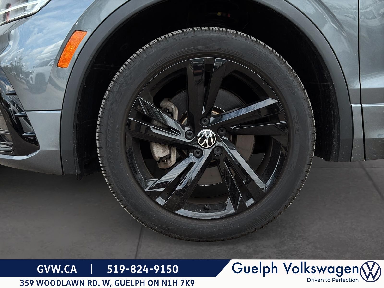 Photo 2024 Volkswagen Tiguan Comfortline R-Line Black | No Accidents #7