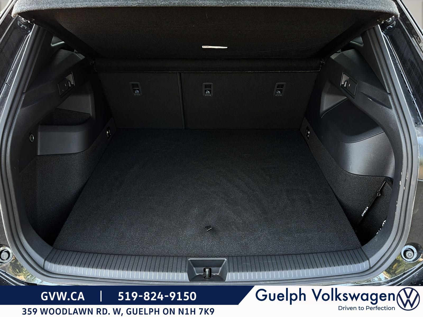 Photo 2026 Volkswagen Tiguan Comfortline R-Line Black | Previous Demo #6
