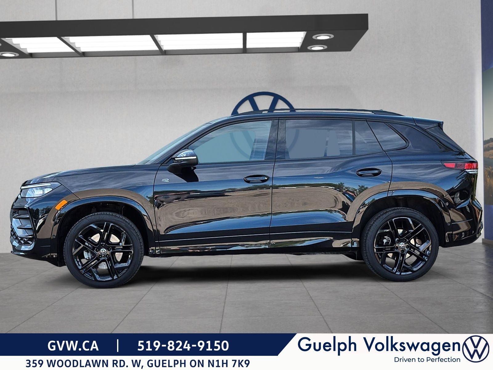 Photo 2026 Volkswagen Tiguan Comfortline R-Line Black | Previous Demo #5