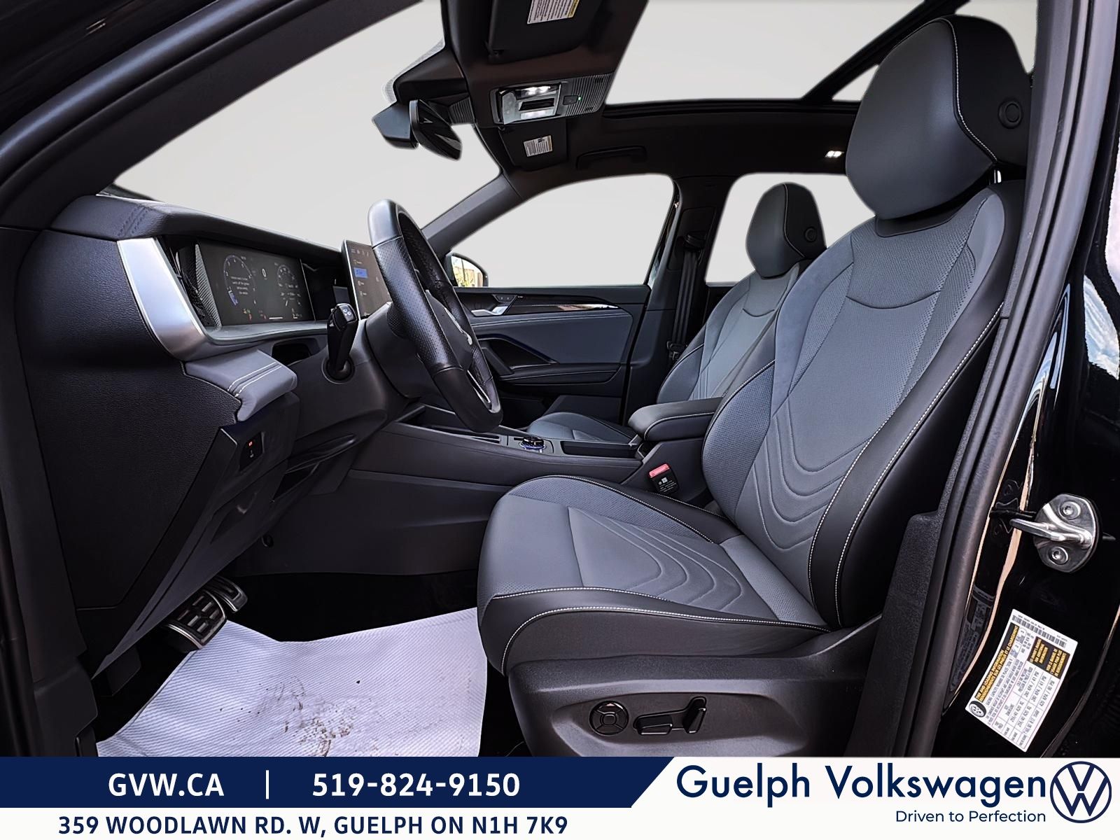 Photo 2026 Volkswagen Tiguan Comfortline R-Line Black | Previous Demo #8