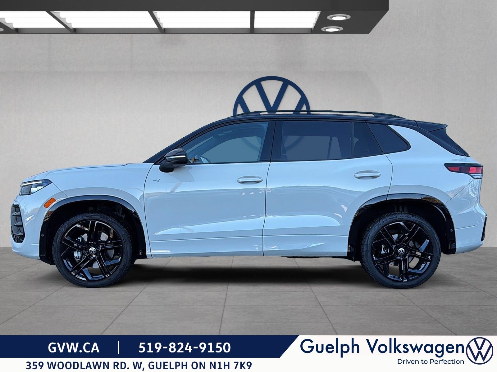 Photo Volkswagen Tiguan Comfortline R-Line Black Edition | No Accidents | One Owner 2026 #3