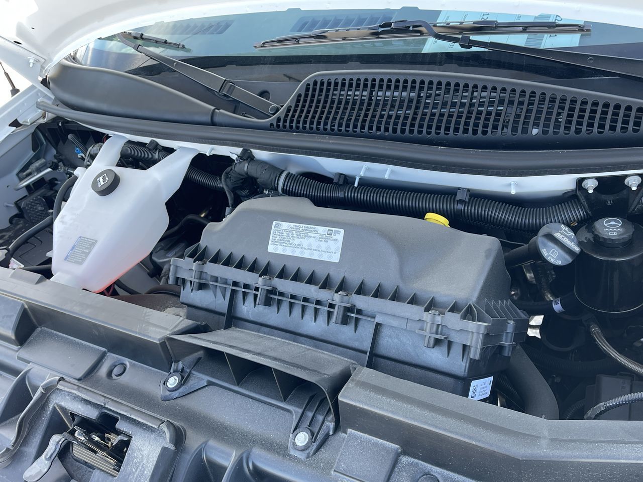 GMC Savana Cutaway 3500  2025 à Saint-Léonard, Québec