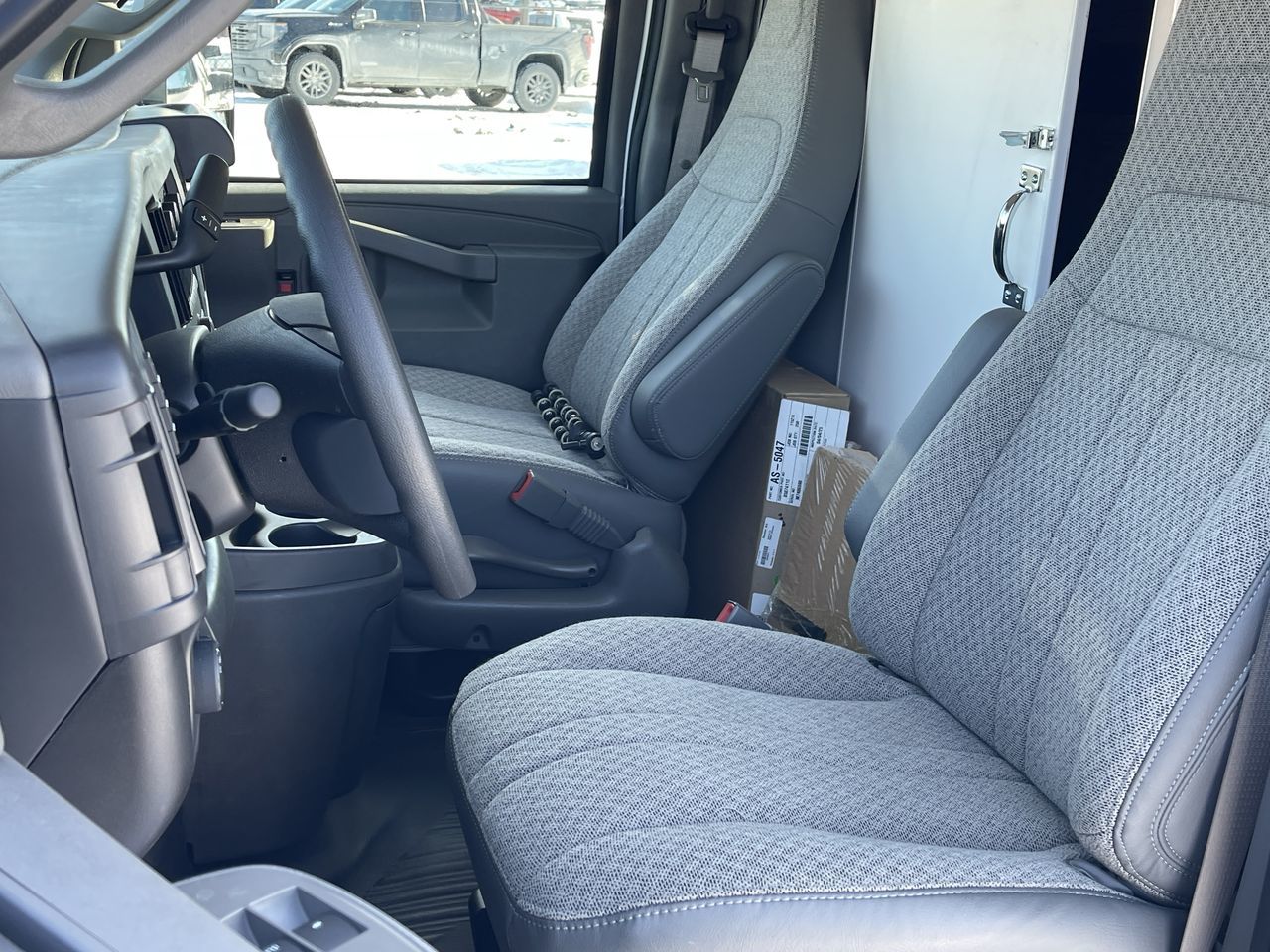 GMC Savana Cutaway 3500  2025 à Saint-Léonard, Québec