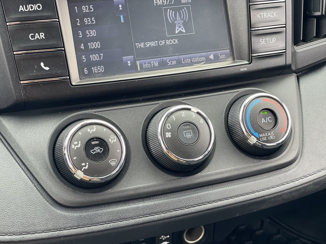 2018 Toyota RAV4 in Saint-Leonard, Quebec