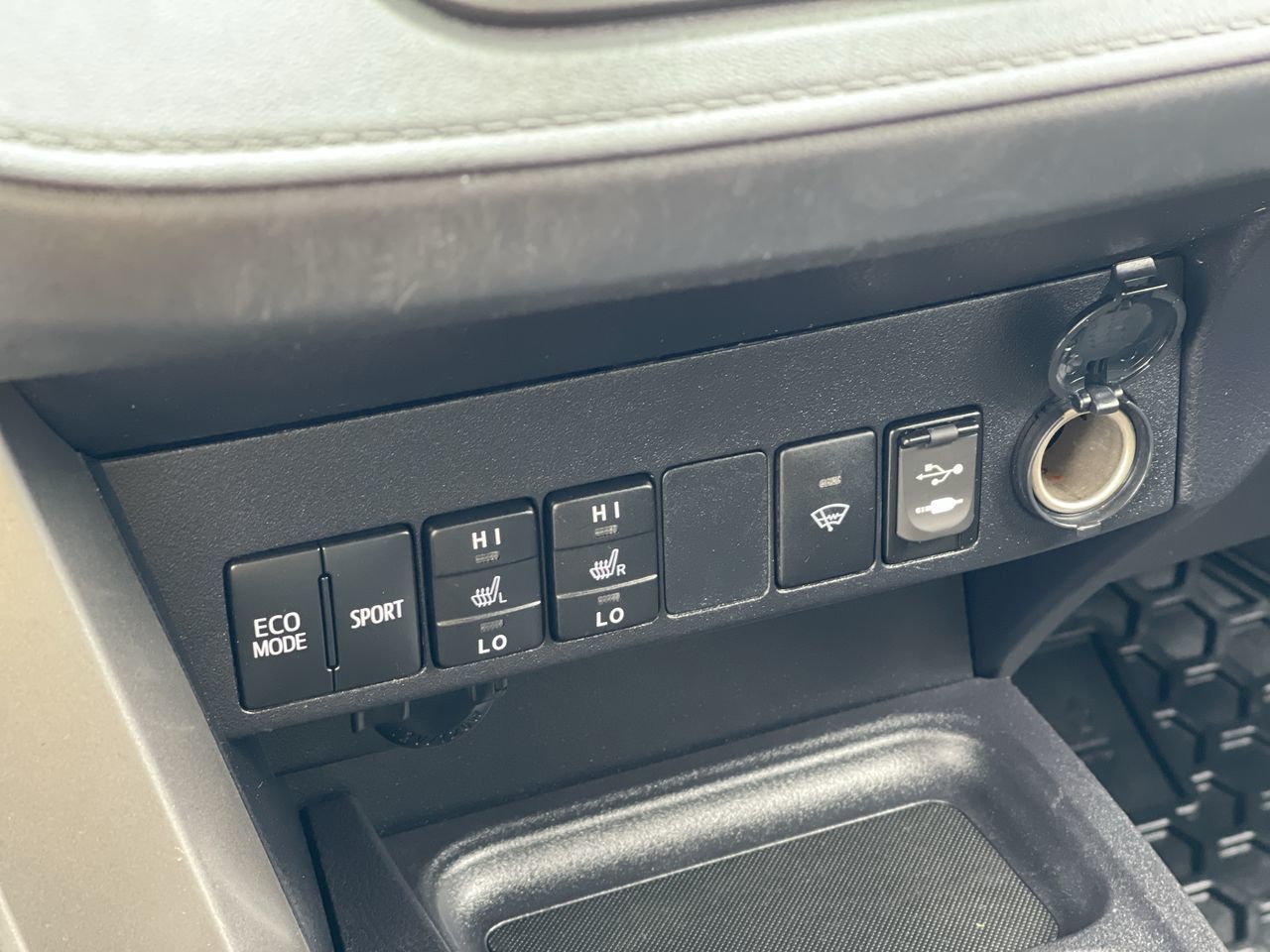 2018 Toyota RAV4 in Saint-Leonard, Quebec