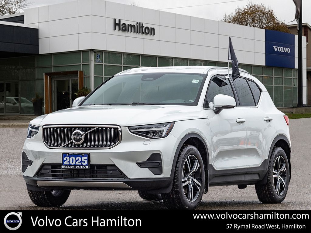 2025 Volvo XC40 Core Bright Theme