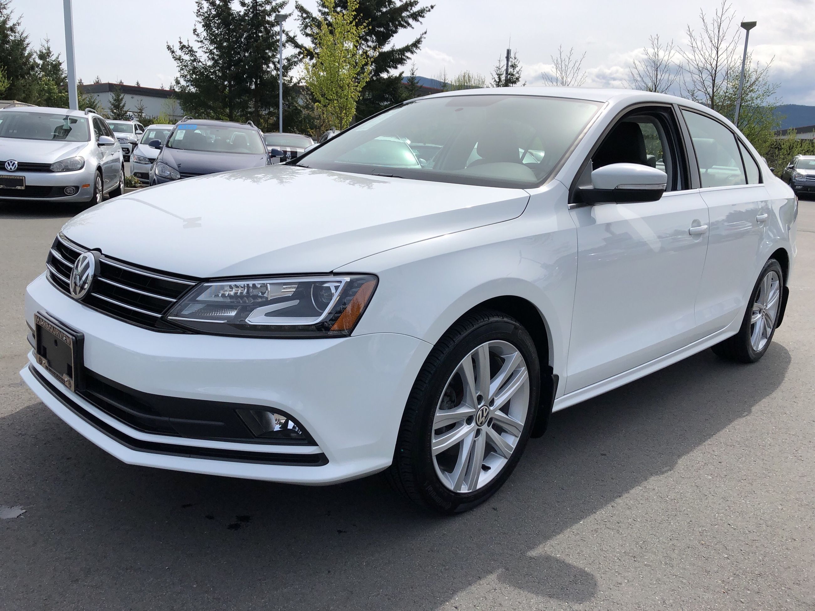 Used 2015 Volkswagen Jetta Highline 1.8T Auto w/ Technology Pkg. for