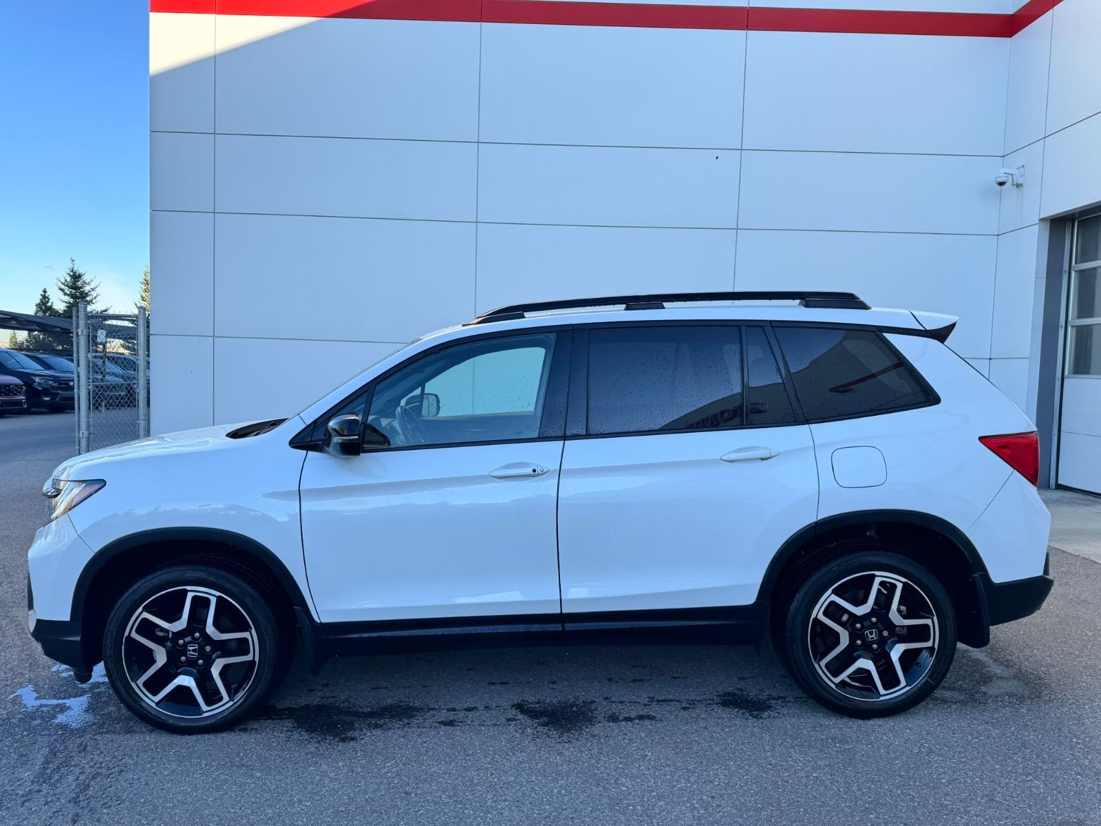 Photo 2023 Honda Passport Touring, Heated Vent Seats/Steering, Moonroof #2