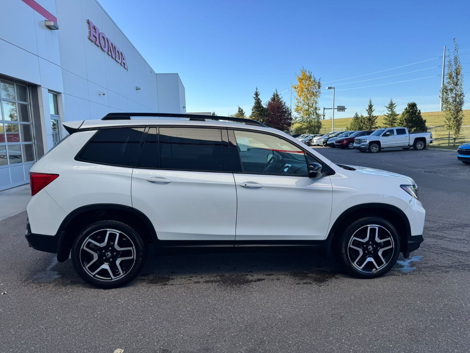 Photo 2023 Honda Passport Touring, Heated Vent Seats/Steering, Moonroof #6