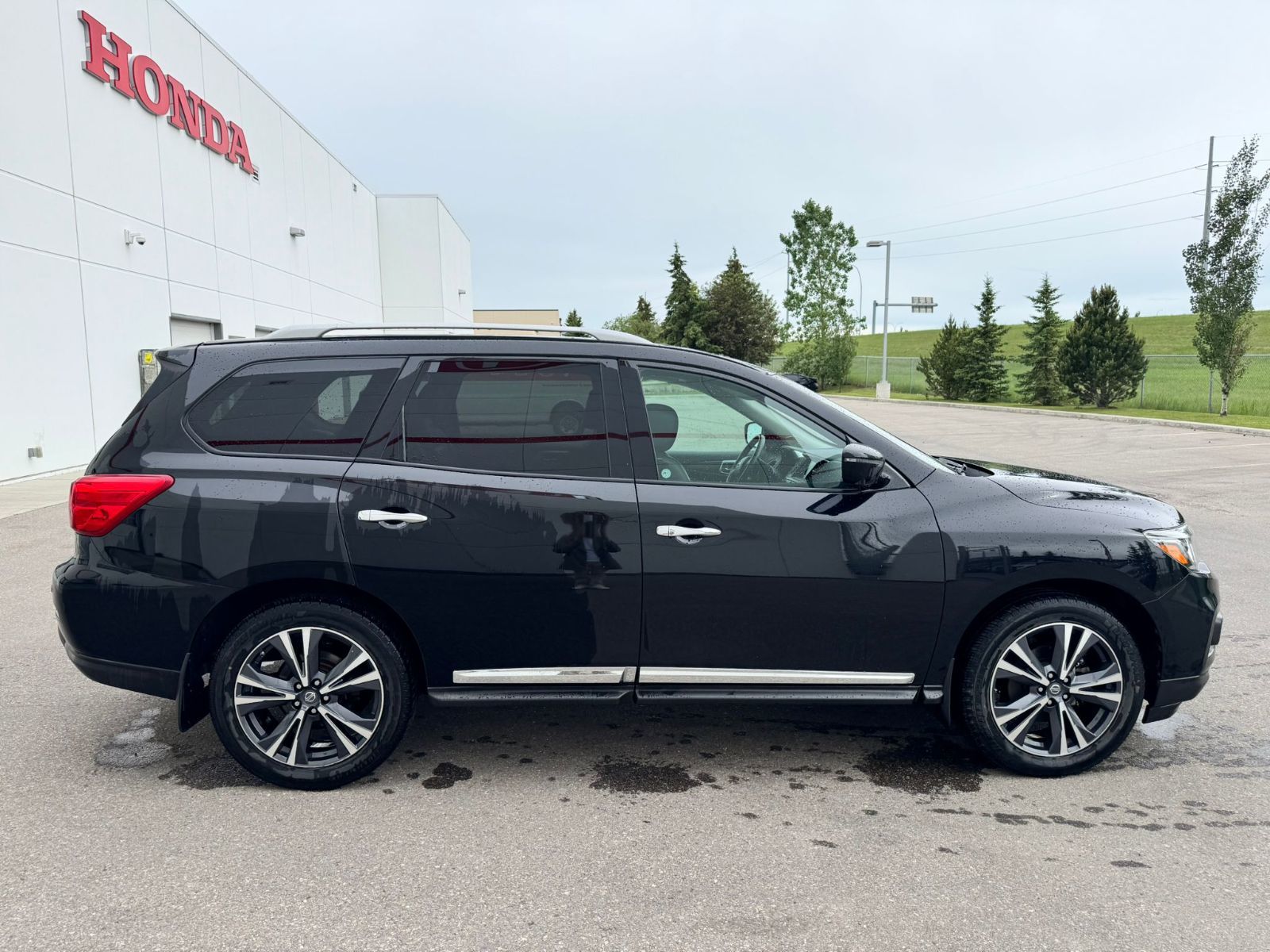 2017 Nissan Pathfinder in Calgary, Alberta