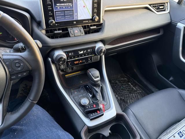 Toyota RAV4  2021 à Calgary, Alberta