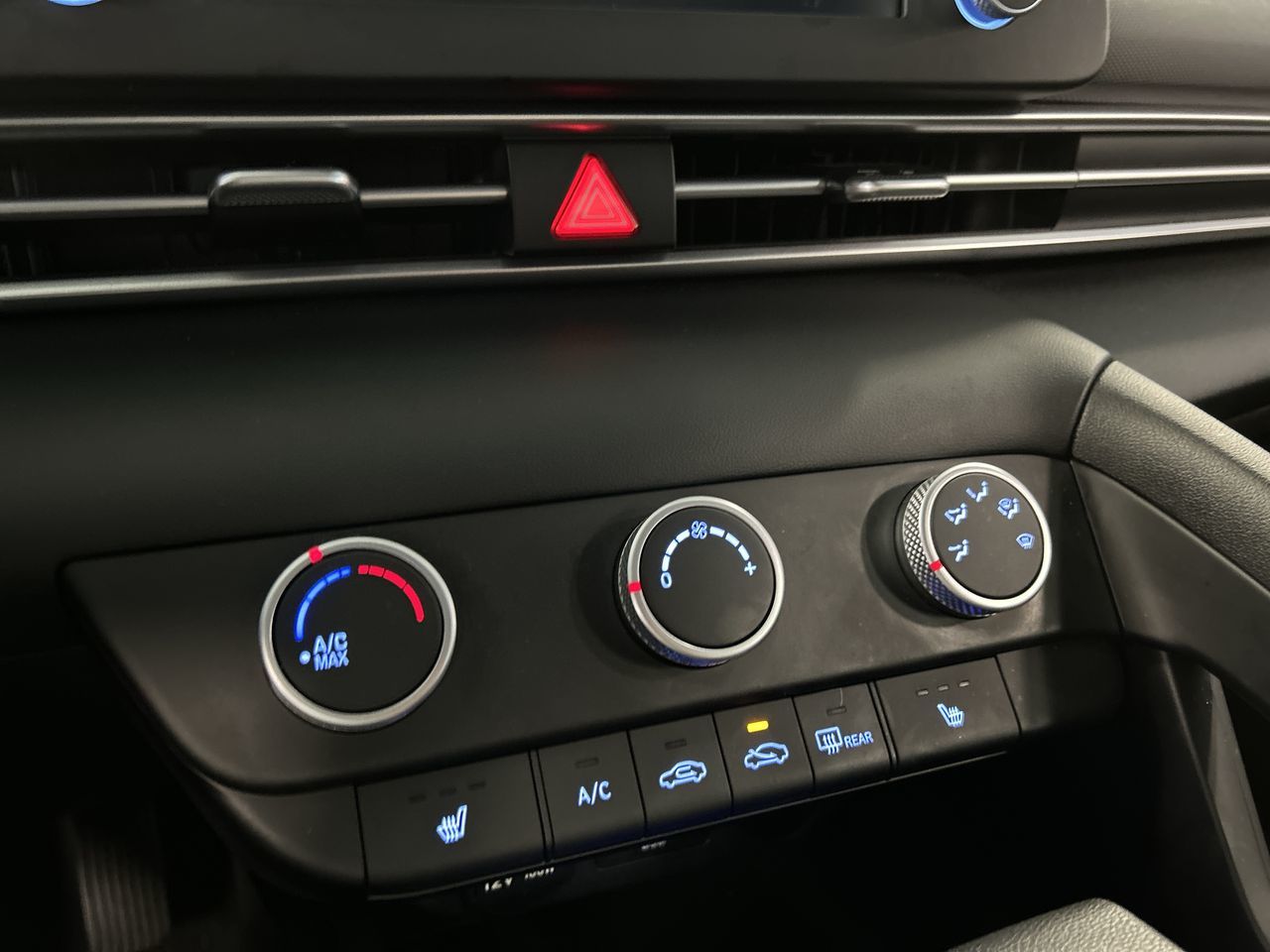 Hyundai Elantra  2024