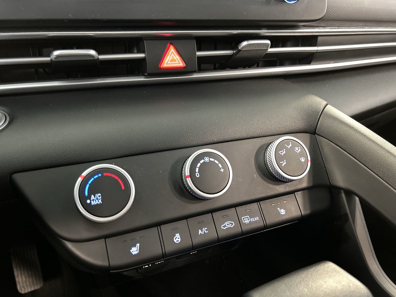 Hyundai Elantra  2024