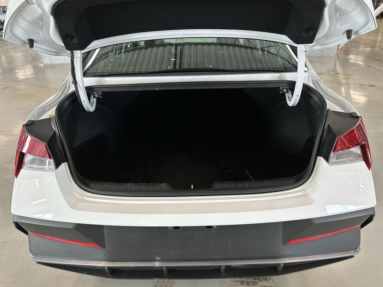 Hyundai Elantra  2024