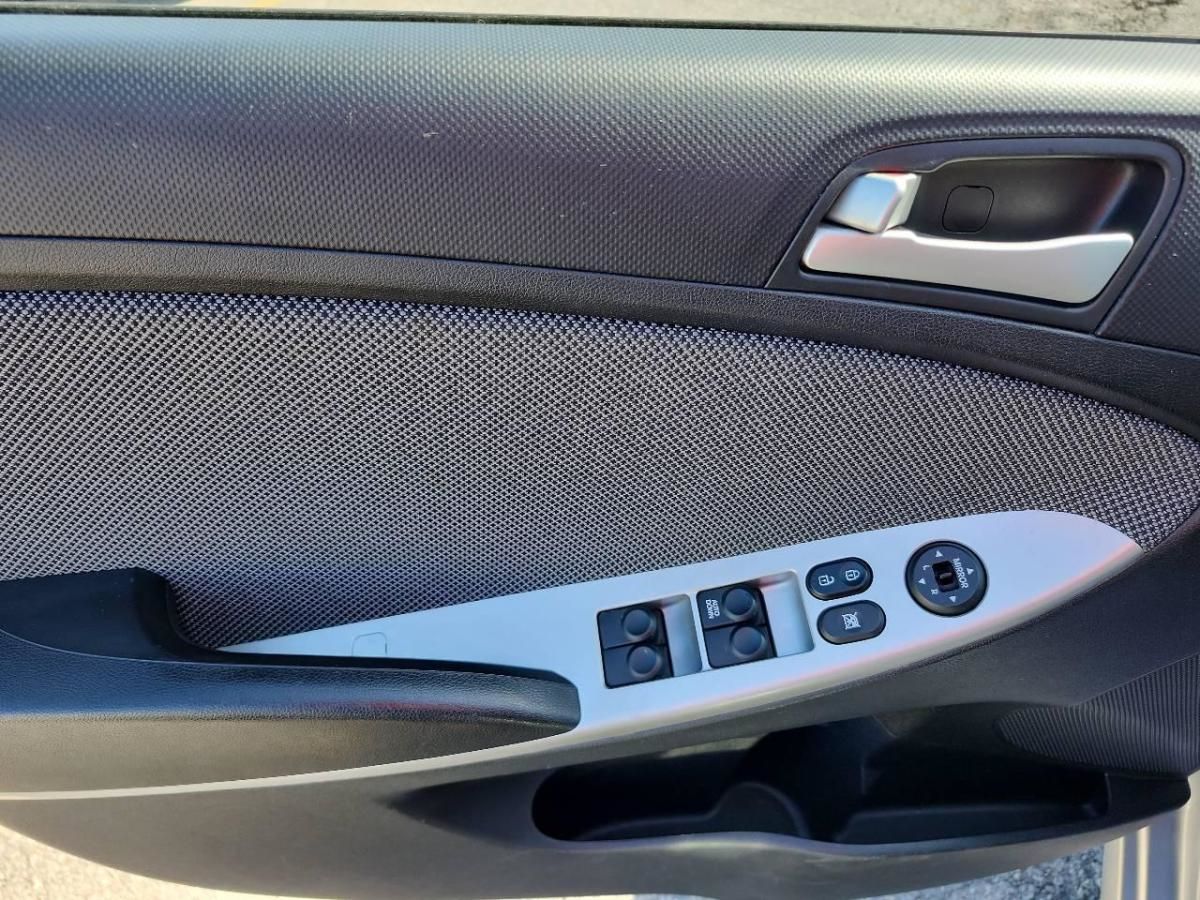 Photo 2012 Hyundai Accent GL #8