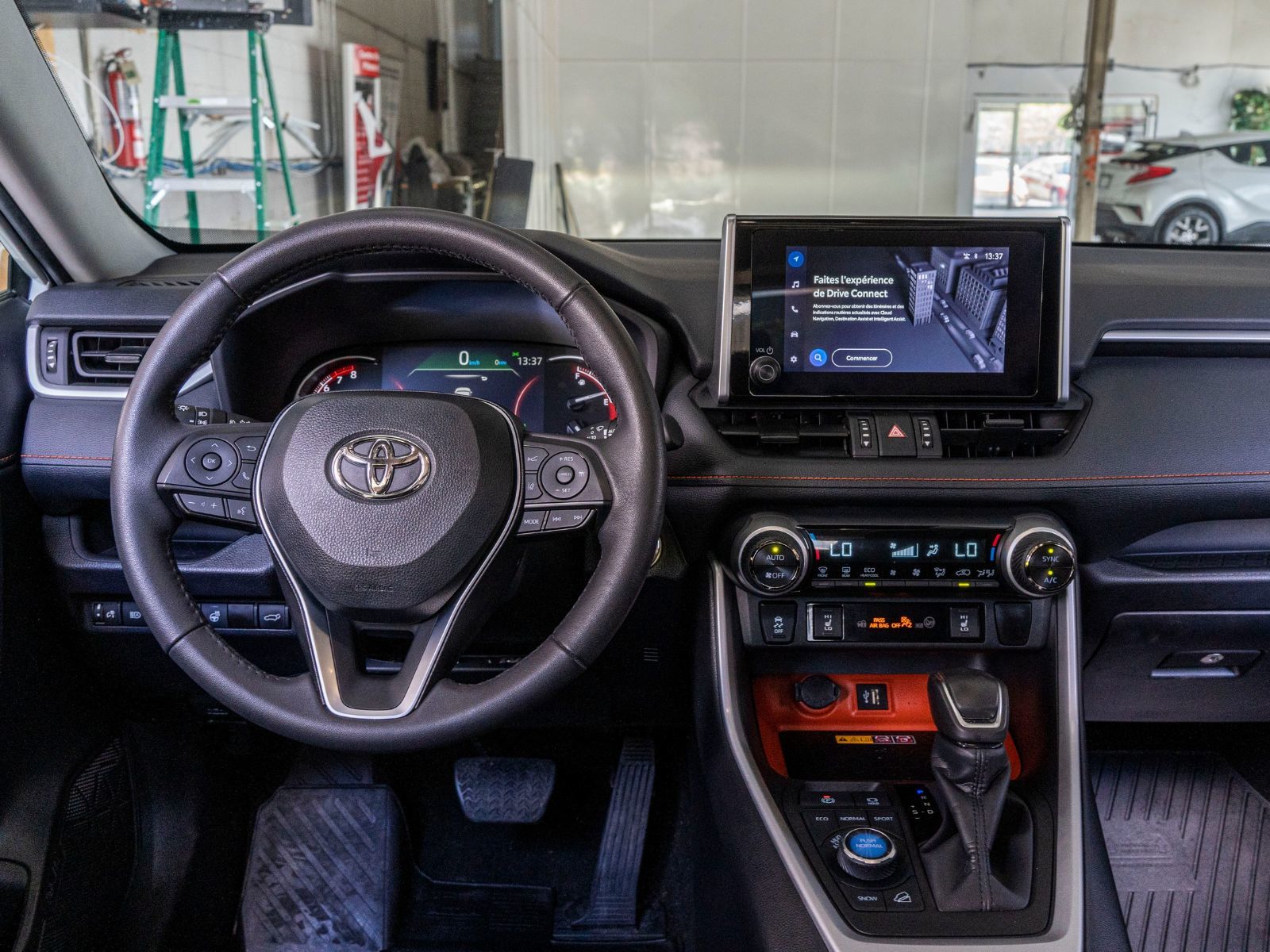 Photo 2024 Toyota RAV4 TRAIL **AUCUN CARFAX**TOIT+CUIR+19PO+CARPLAY** #7