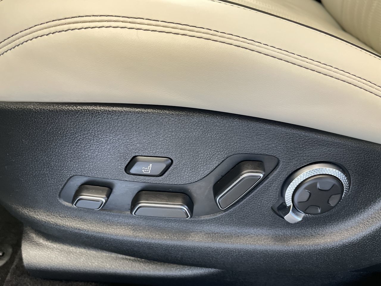2025 GENESIS GV70