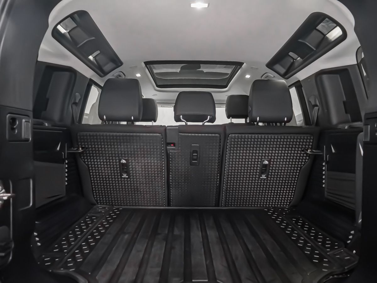 Land Rover Defender 2025 — photo 8