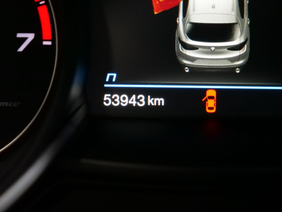 Alfa Romeo Stelvio 2023 — photo 8