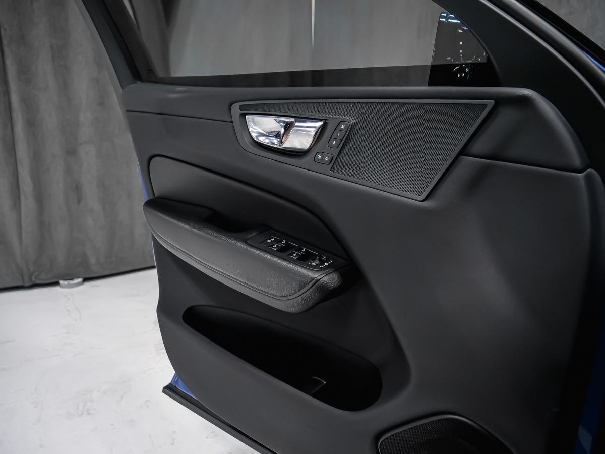 Volvo XC60 2020 — photo 8