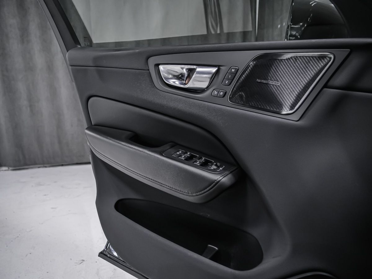 Volvo XC60 2022 — photo 8