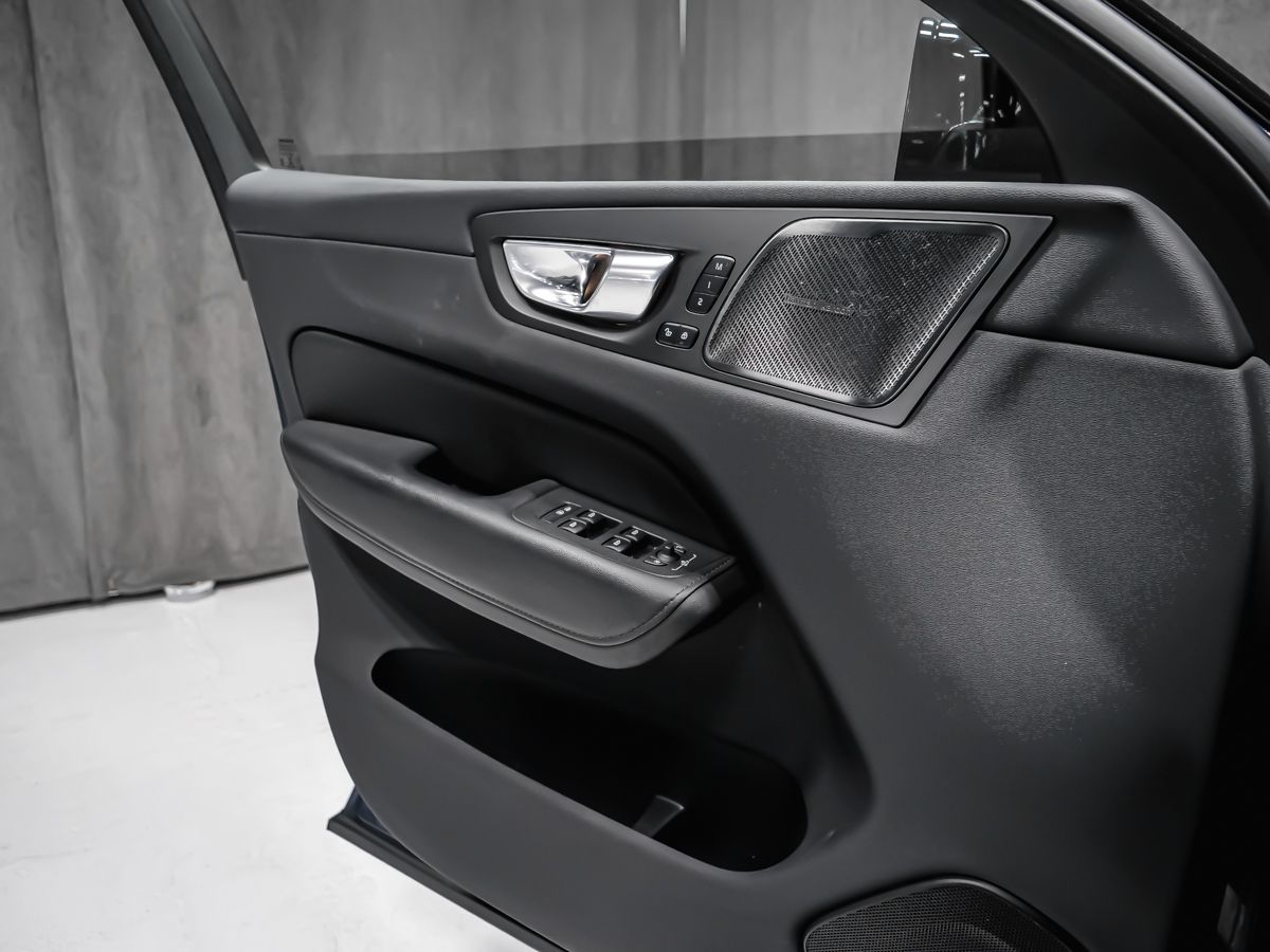 Volvo XC60 2023 — photo 8