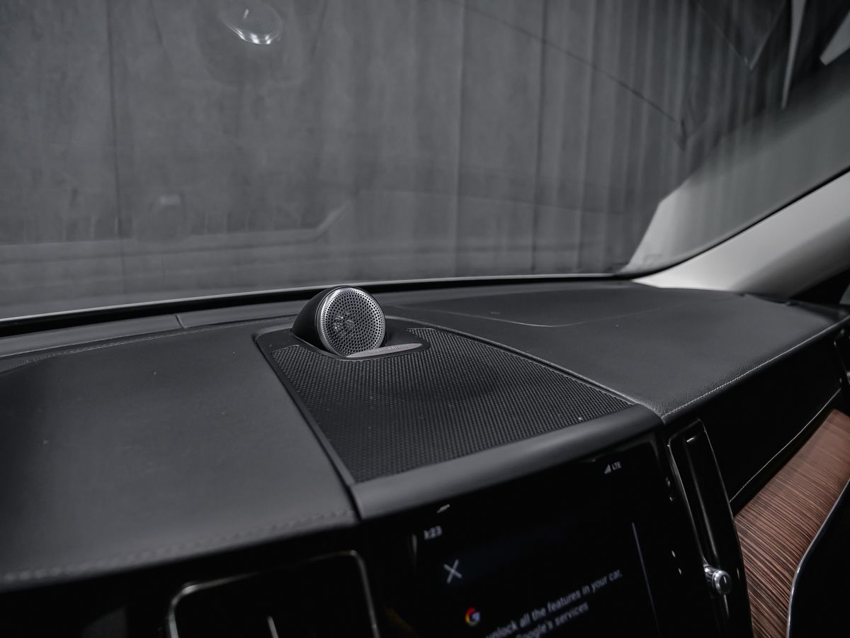 Volvo XC60 2023 — photo 8