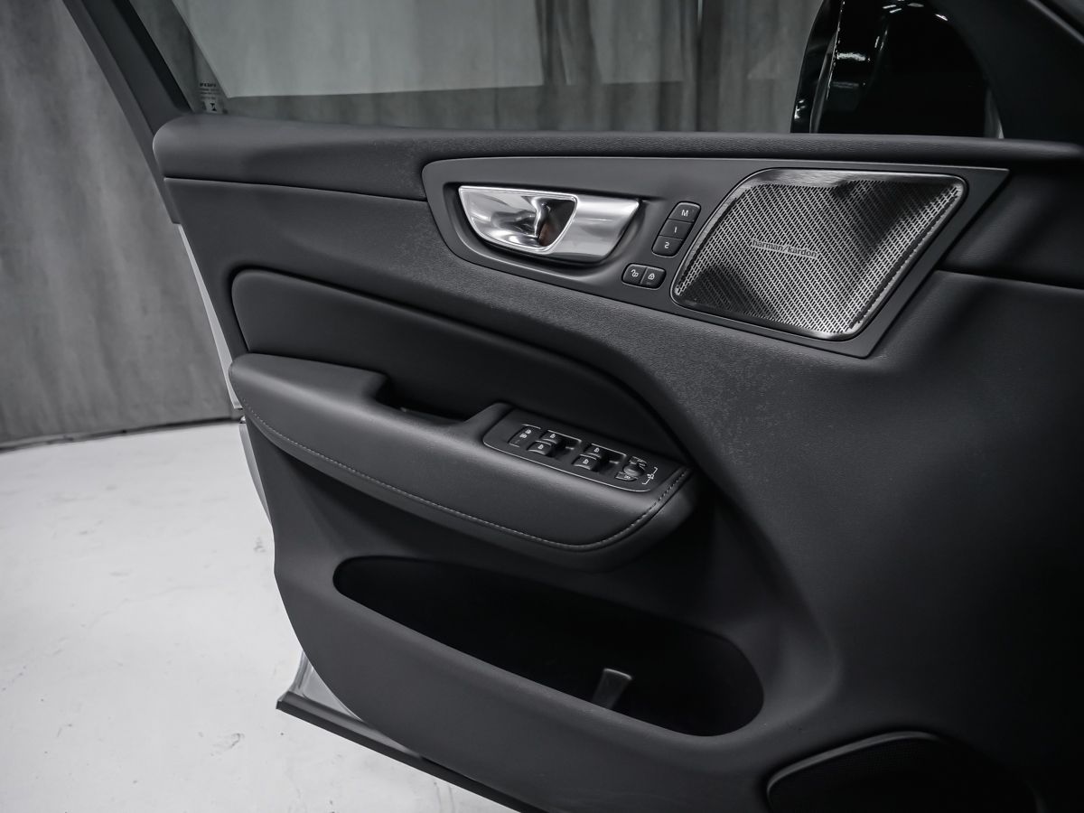 Volvo XC60 2024 — photo 8