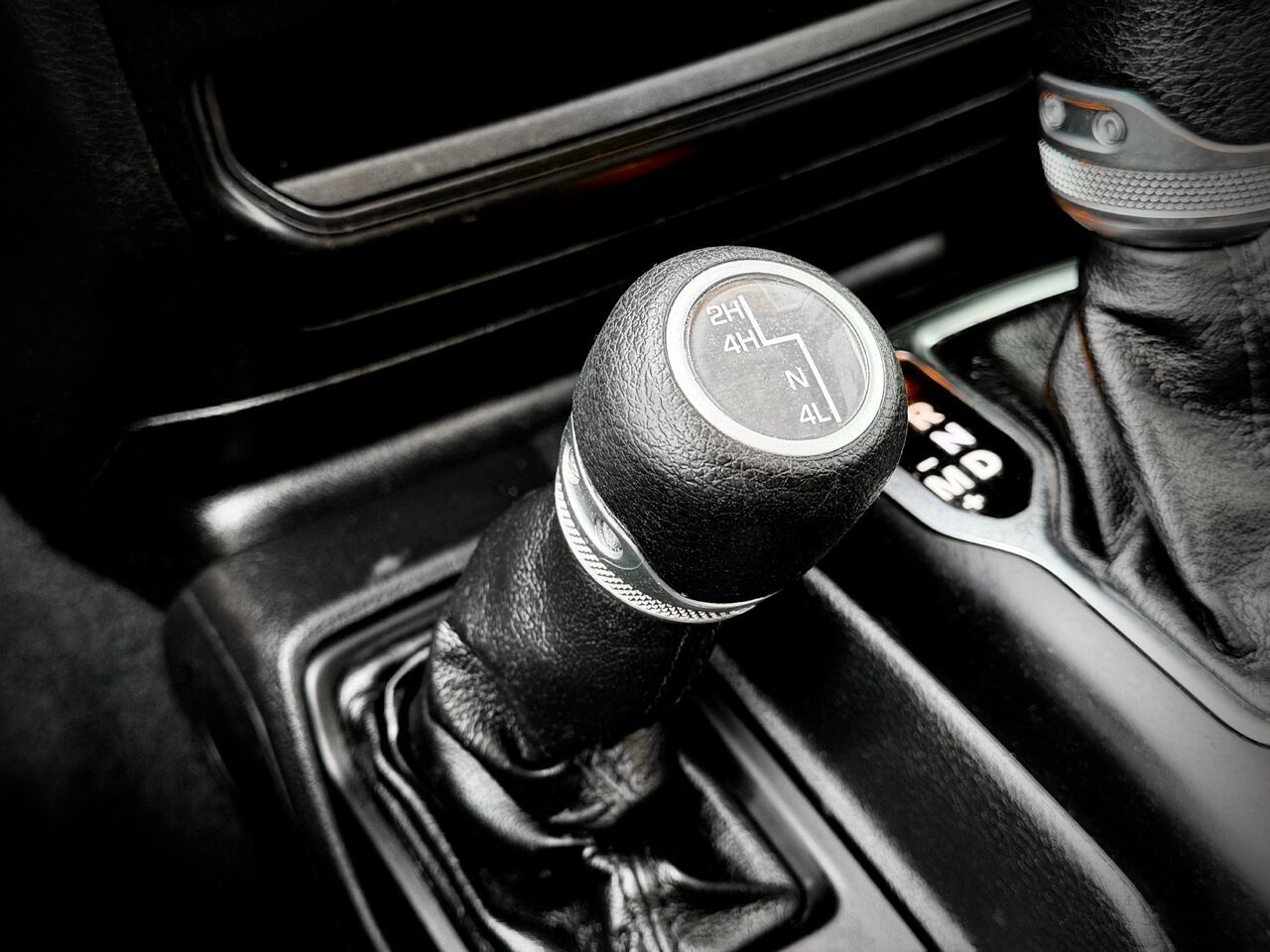 Jeep Wrangler Willys Sport 4x4 2022-27