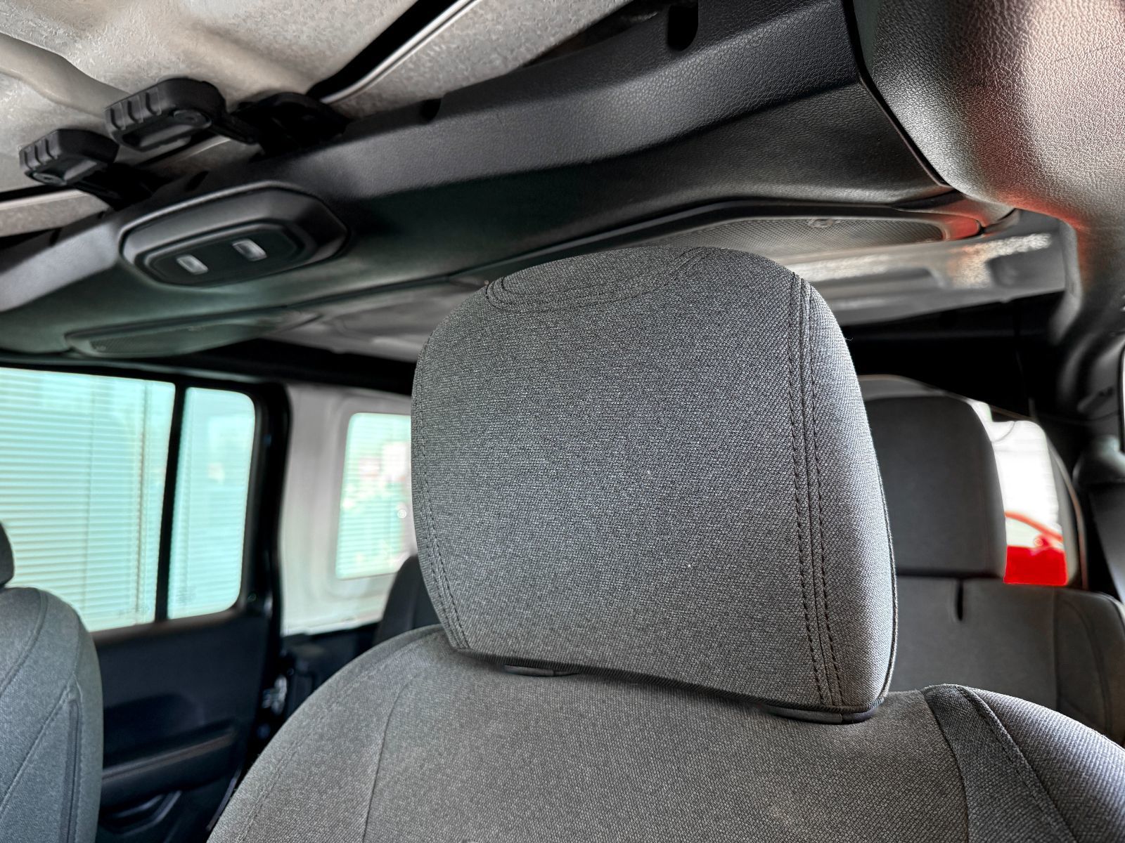 Jeep Wrangler Sahara 2024-22
