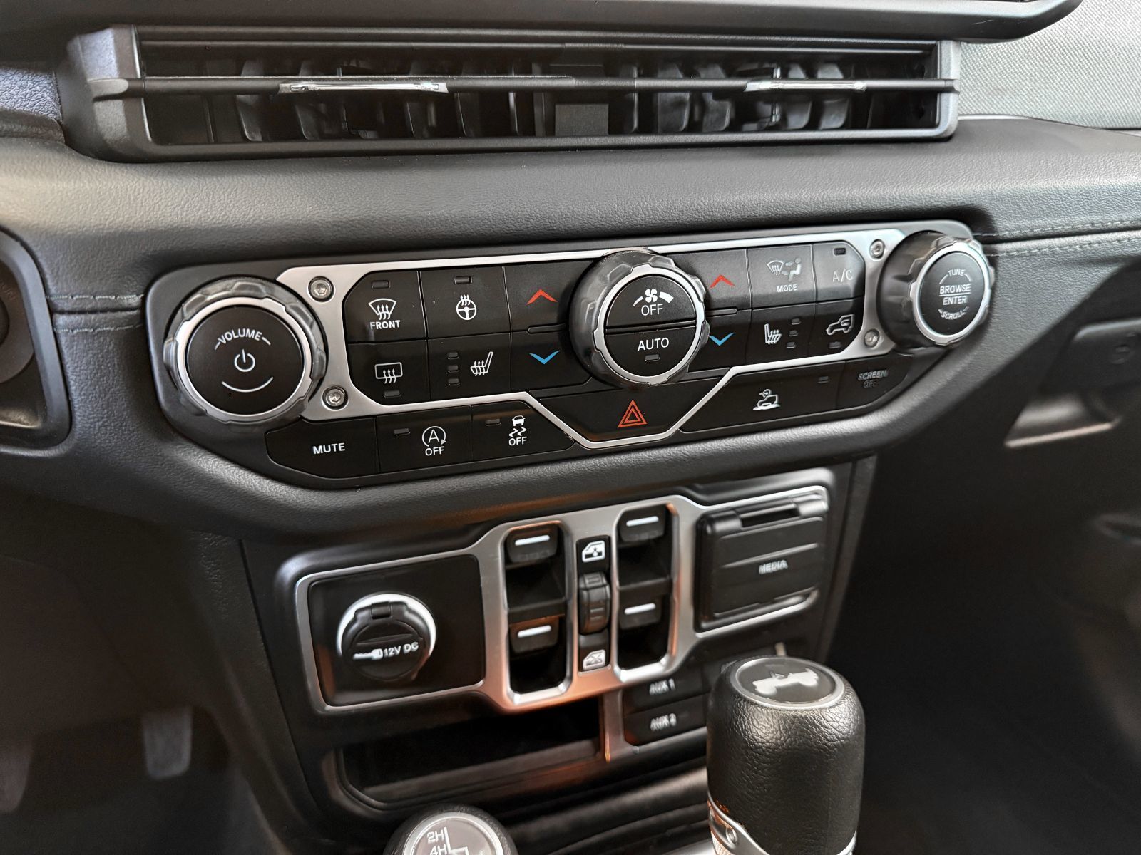 Jeep Wrangler Sahara 2024-31