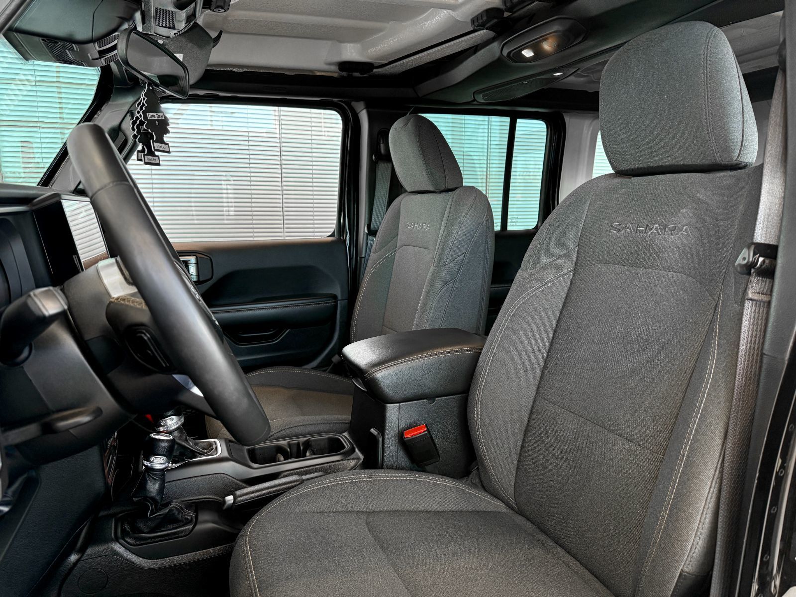 Jeep Wrangler Sahara 2024-20