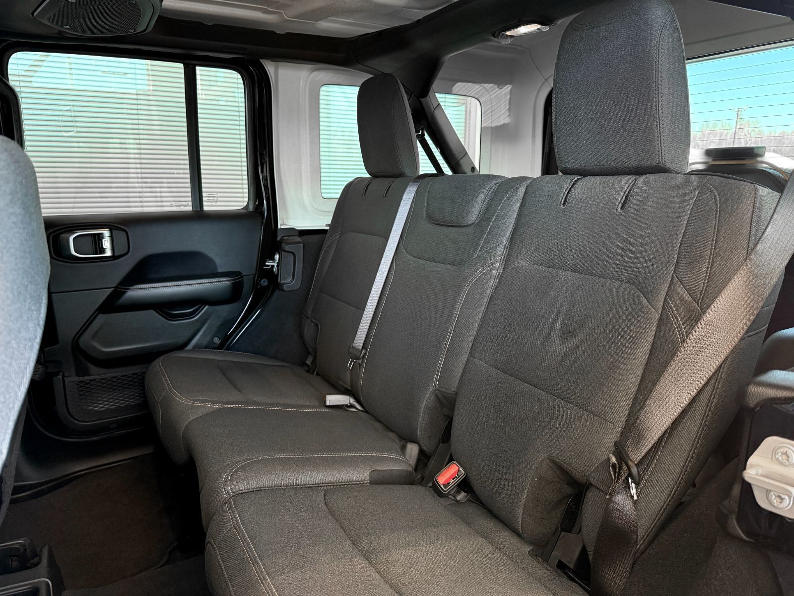 Jeep Wrangler Sahara 2024-21
