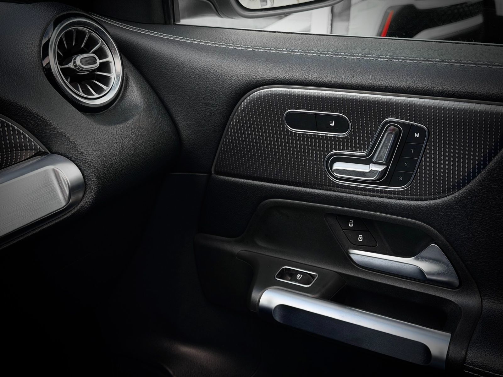 Mercedes-Benz GLB 250 2021-30