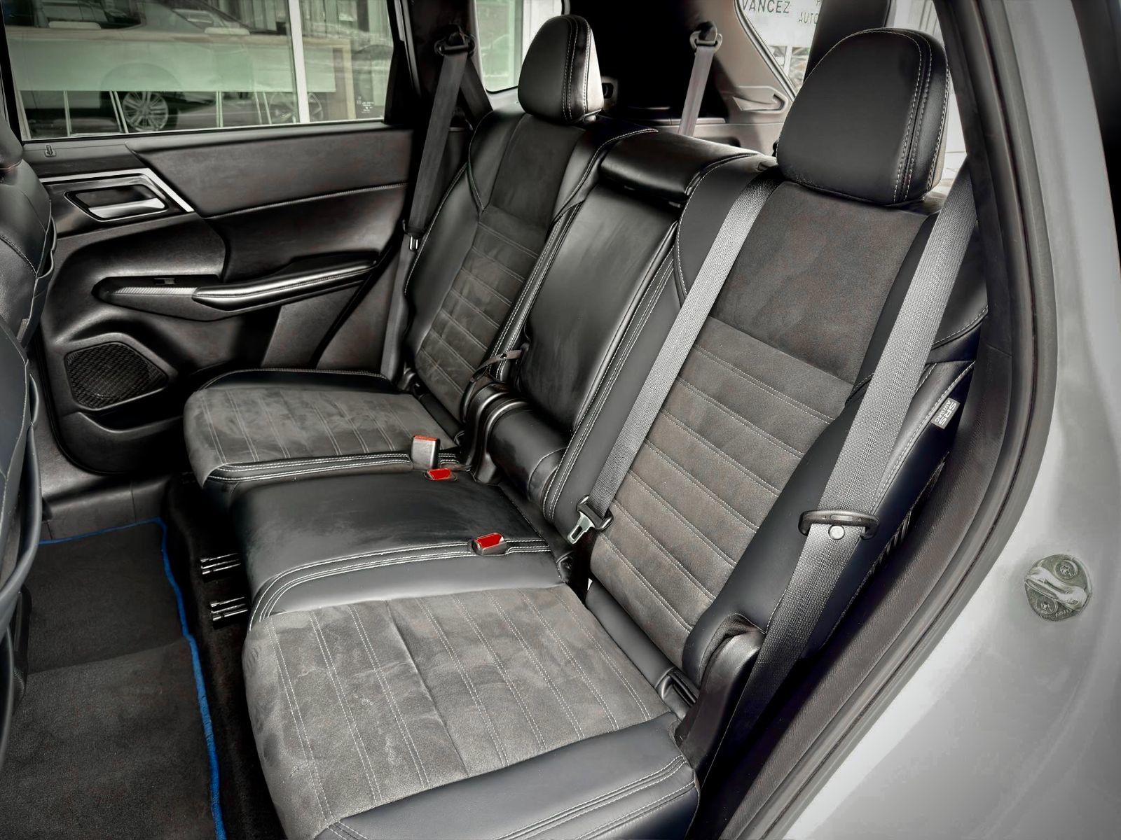 Mitsubishi Outlander Plug-In Hybrid LE 2024-11