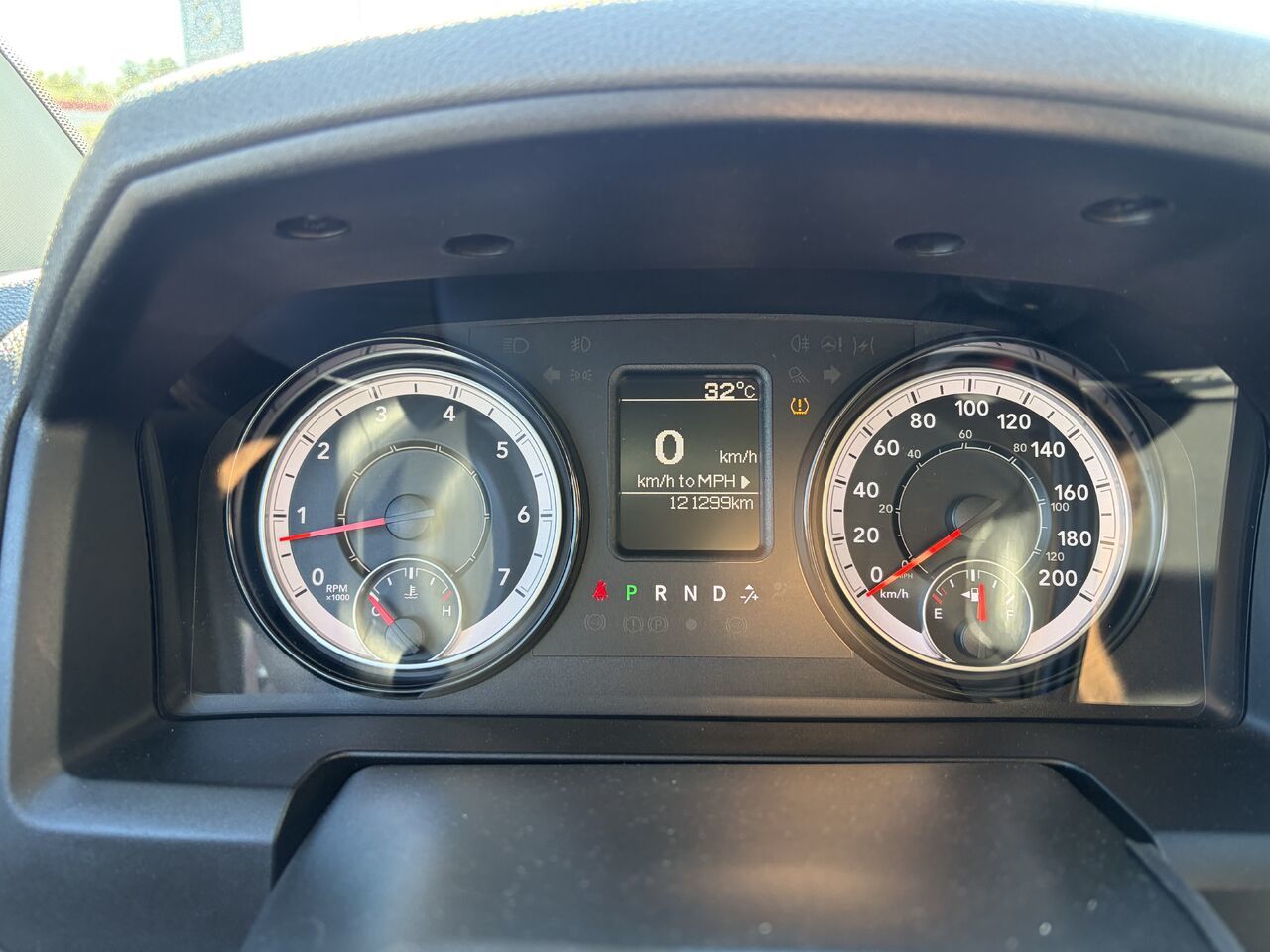 Photo 2019 Ram 1500 Classic Express Quad Cab 4x4 caisse de 6 pi 4 po #4
